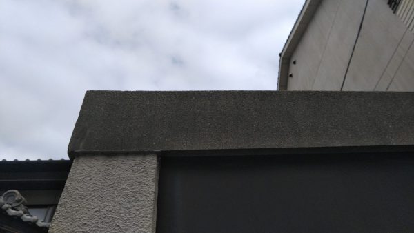 車庫の屋根防水塗装工事3と、外壁トタン板塗装1の現場に！です。